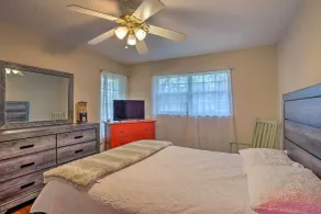 8 Mi to Lake Ray Hubbard: Creekside Garland Home - Interiör