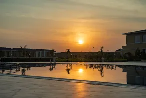Hawthorn Suites by Wyndham Dwarka - Basseng