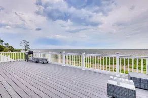 Private Beach & Deck: Bayfront Home in Hayes! - Interiör