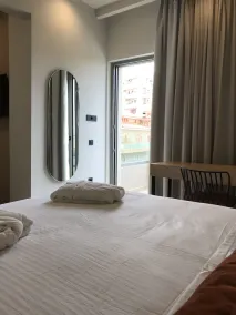 The City Hotel & Suites - Vue de la chambre