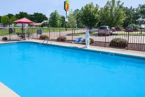 Super 8 by Wyndham Clinton - Pool