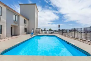 Super 8 by Wyndham Midland - Piscine