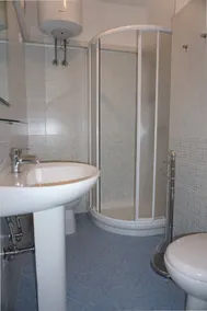 Wohnung mit hellem Balkon am Meer - Badezimmer
