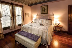 Weller Haus Bed, Breakfast & Event Center - Chambre