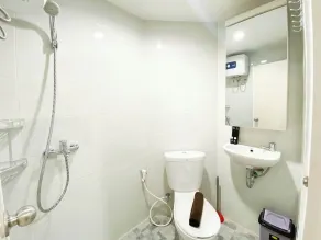 Minimalist and Homey Studio at Amartha View Apartment By Travelio - Baño