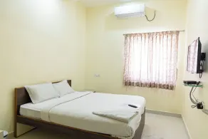 Shrees Hotel - Rum
