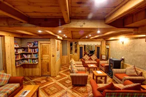 ShivAdya Boutique Stay Near Manali Quiet Naggar Side Retreat - Lobby lounge