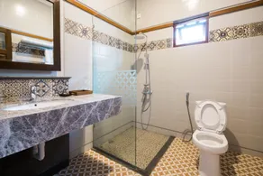Clemmie Huis - Bathroom