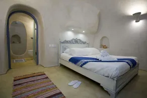 Αura Cave - Rom