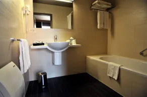Flanders Hotel - Bathroom