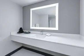 La Quinta Inn by Wyndham Dallas Uptown - Bathroom