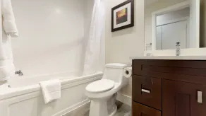 Harrison Lake View Suites - Badezimmer