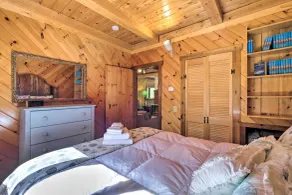 1 Mi to Downtown BBH: Coastal Cabin w/ Deck & Yard - Innenbereich