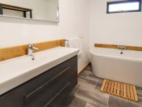No1 The Lodge - Bathroom