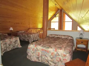 Chancellor Peak 1BR and Loft Wooden Cabin near Lake Louise - Rom