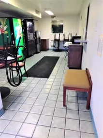 RED CARPET INN LOUISVILLE NORTH -Jeffersonville In - Coin salon dans le hall