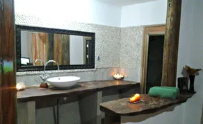 Kaz Ladouceur - Bathroom