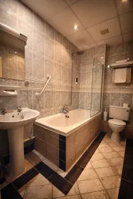 Oliver Cromwell Hotel - Bathroom