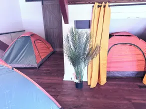 8 Tents at Niagara Retreat Center - Zimmer