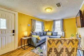 3 Mi to Lake Saracen: Pine Bluff Home w/ Grill! - Intérieur