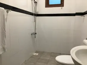 Canalside Villa & Guest House - Badrum