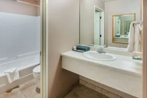 La Quinta by Wyndham Belgrade - Bozeman Airport - Banheiro