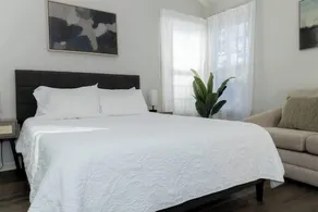 3 Beds, Kids Friendly Ranch,Jaccuzzi Tub,Walk to Food Lion,Restaurant, Keurig , sleep noise machine,,Crib,5G - Room