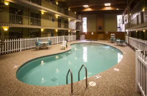 Ramada by Wyndham Marquette - Piscine