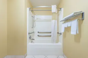 Super 8 by Wyndham Troy IL/St. Louis Area - Baño