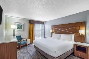 DoubleTree by Hilton Milwaukee Downtown - Room