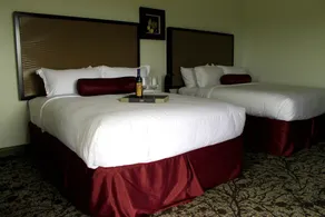 Regalia Hotel & Conference Center - Zimmer