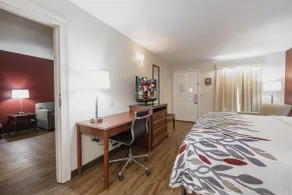 Red Roof Inn & Suites Calhoun - Room