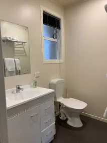 March Apartments - Baño