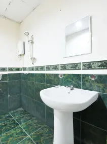 Azam Hotel - Bathroom