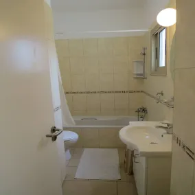 King's Holiday Apartments - Bathroom