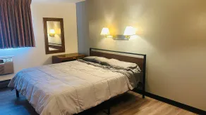 Capital O Swan Inn Comstock Park - Chambre