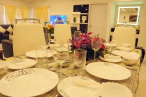 Pihoo Villa by Vista Rooms - Essbereich im Zimmer