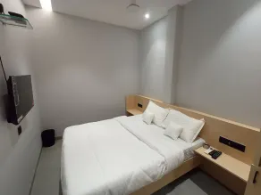 Hotel Golden Suites - Near Nesco - Room