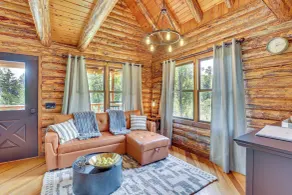 Peaceful 'Creekside North' Studio w/ Fire Pit - Interni