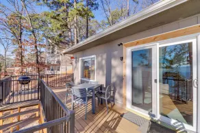Quiet Waterfront Getaway w/ Furnished Deck & Grill - Innvendig