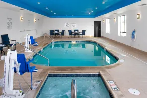 Holiday Inn Express Hutchison by IHG - Piscine