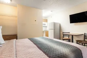 HomeTowne Studios by Red Roof Houston - West Oaks - Energy Corridor - Room