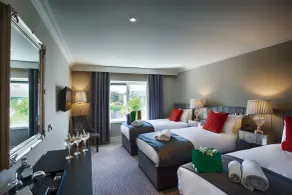 The Village Hotel, Bar and Restaurant - Zimmer