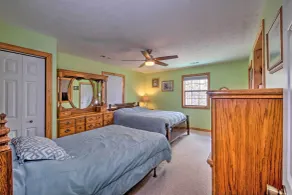 Lake House w/ Hot Tub + Fire Pit - 1 Mi to Marina! - Innvendig