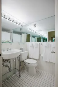State Plaza Hotel - Bathroom