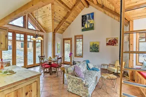 Peaceful Shasta Cascade Getaway on 15-acre Ranch! - Intérieur