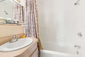 Genetti Hotel, SureStay Collection by Best Western - Salle de bain
