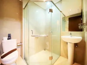 Fancy and Nice Studio at El Royale Apartment By Travelio - Badezimmer