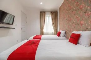 RedDoorz Plus near Exit Toll Puncak 2 - Chambre