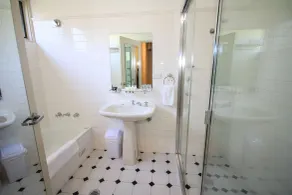 Briars Country Lodge - Bathroom
